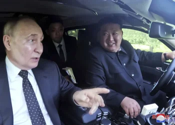 Kunjungan Presiden Rusia Vladimir Putin ke Pyongyang telah menjadi sorotan internasional setelah adegan langka di mana Putin