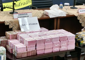 Penyidik Kejaksaan Agung (Kejagung) dibuat terkejut dengan penemuan uang tunai lebih dari Rp 920 miliar dan emas batangan seberat 51 kilogram saat menggeledah rumah seorang mantan pejabat Mahkamah Agung berinisial ZR. ZR, yang diduga berperan sebagai perantara atau "makelar" dalam kasus vonis bebas untuk terdakwa Ronald Tannur, ternyata menyimpan sejumlah besar uang tunai dan emas diQ kediamannya.