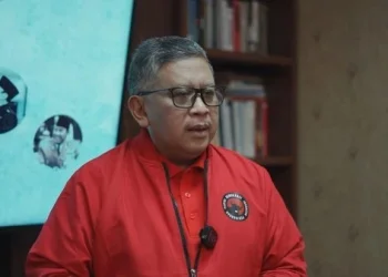 Penetapan Sekretaris Jenderal PDI Perjuangan, Hasto Kristiyanto, sebagai tersangka oleh Komisi Pemberantasan Korupsi (KPK) memunculkan berbagai reaksi di masyarakat. Pakar ilmu politik Universitas Jenderal Soedirman (Unsoed), Luthfi Makhasin, menyampaikan bahwa penetapan tersangka terhadap Hasto memunculkan kesan adanya politisasi. Hal ini terutama mengingat kasus tersebut merupakan kasus lama yang kini kembali diangkat ke permukaan.