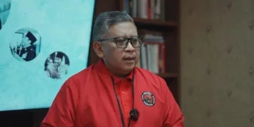 Penetapan Sekretaris Jenderal PDI Perjuangan, Hasto Kristiyanto, sebagai tersangka oleh Komisi Pemberantasan Korupsi (KPK) memunculkan berbagai reaksi di masyarakat. Pakar ilmu politik Universitas Jenderal Soedirman (Unsoed), Luthfi Makhasin, menyampaikan bahwa penetapan tersangka terhadap Hasto memunculkan kesan adanya politisasi. Hal ini terutama mengingat kasus tersebut merupakan kasus lama yang kini kembali diangkat ke permukaan.