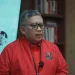 Penetapan Sekretaris Jenderal PDI Perjuangan, Hasto Kristiyanto, sebagai tersangka oleh Komisi Pemberantasan Korupsi (KPK) memunculkan berbagai reaksi di masyarakat. Pakar ilmu politik Universitas Jenderal Soedirman (Unsoed), Luthfi Makhasin, menyampaikan bahwa penetapan tersangka terhadap Hasto memunculkan kesan adanya politisasi. Hal ini terutama mengingat kasus tersebut merupakan kasus lama yang kini kembali diangkat ke permukaan.