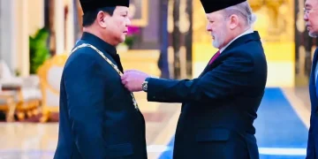 Pada Senin (27/1), Presiden Republik Indonesia, Prabowo Subianto, menerima penghargaan Darjah Kerabat Johor Yang Amat Dihormati Pangkat Pertama (D.K I Johor) dalam kunjungan kenegaraannya ke Malaysia. Penghargaan ini diserahkan oleh Yang di-Pertuan Agong XVII Sultan Ibrahim di Istana