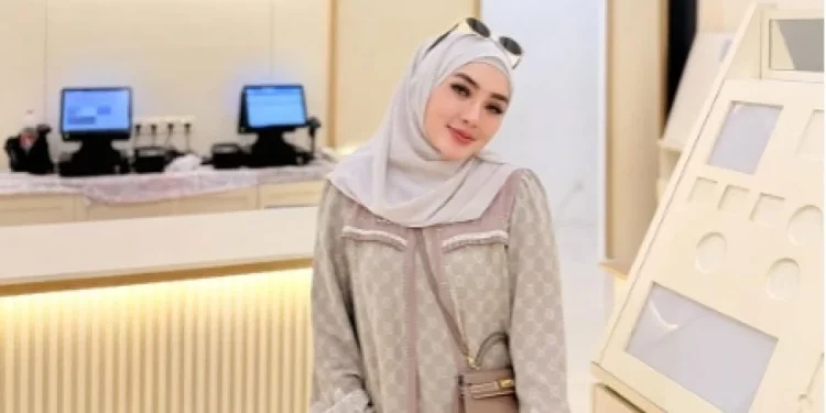 Shella Saukia, yang dikenal sebagai Crazy Rich Aceh, memenuhi panggilan klarifikasi dari penyidik Polda Metro Jaya pada Kamis, 29 Mei 2025