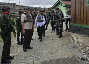 Menhan Sjafrie Sjamsoeddin dan Menkeu Sri Mulyani Tinjau Prajurit TNI di Papua
