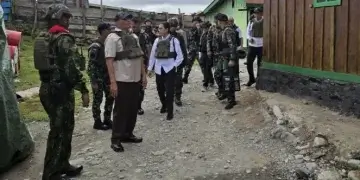 Menhan Sjafrie Sjamsoeddin dan Menkeu Sri Mulyani Tinjau Prajurit TNI di Papua