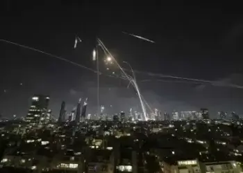 Iran Hantam Tel Aviv dengan Ratusan Rudal Hipersonik, Puluhan Luka-Luka