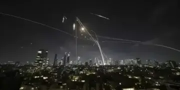 Iran Hantam Tel Aviv dengan Ratusan Rudal Hipersonik, Puluhan Luka-Luka