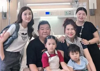 Hendrik Lo, ayah kandung Sarwendah, meninggal dunia di usia 63 tahun. Suasana duka menyelimuti keluarga, dan publik turut menyampaikan simpati.