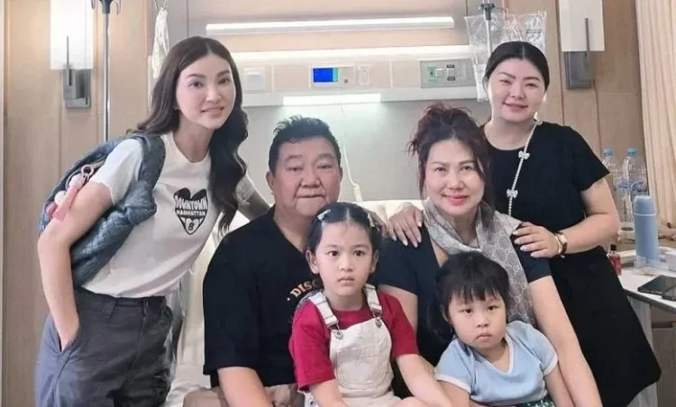 Hendrik Lo, ayah kandung Sarwendah, meninggal dunia di usia 63 tahun. Suasana duka menyelimuti keluarga, dan publik turut menyampaikan simpati.