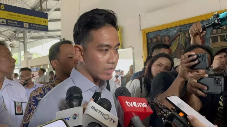 Wapres Gibran Tolak Gerbong Khusus Merokok di Kereta Api